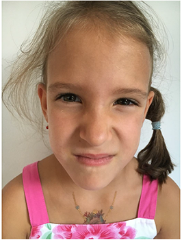 Kislány rózsaszín ruhában, nyaklánccal, hajjal, gyermek