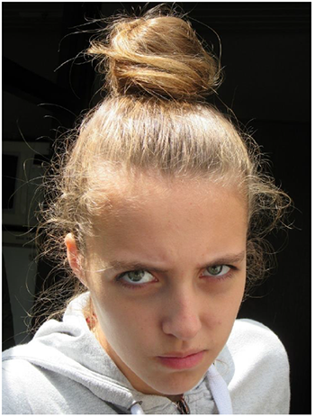 Kontyos haj frizura Egy személy kontyos hajjal, divatos frizura.