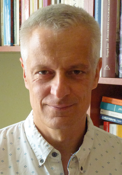 Könyvespolc tele különböző könyvekkel, köztük 'A zsidókérdés Magyarországon' és 'The Politics of Age'.