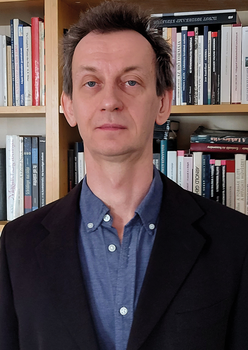 Könyvespolc tele különböző könyvekkel Könyvespolc tele különböző könyvekkel, irodalom, tudomány, filozófia, szociológia