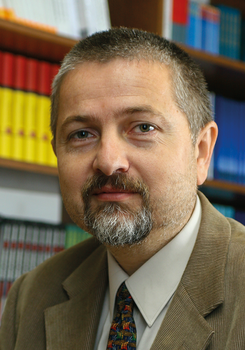 Könyvespolc tele különböző színű könyvekkel, irodalmi környezetben.