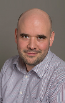 Kopasz férfi csíkos ingben Kopasz férfi csíkos ingben, homályos arccal