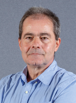 Középkorú férfi kék ingben, szürke háttér előtt Középkorú férfi kék ingben, szürke háttér előtt, portré