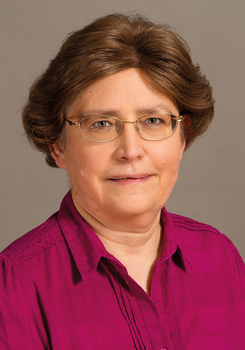 Középkorú nő bordó blúzban, a képen a nő arca el van homályosítva.