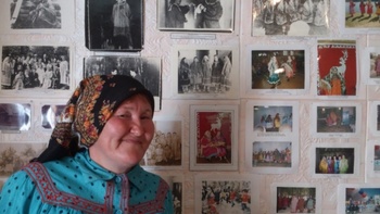 Falra kiállított különböző történelmi és kulturális fotók, népviseletek és hagyományos események ábrázolásával.