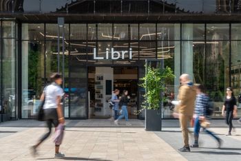 Libri könyvesbolt bejárata emberekkel Libri könyvesbolt bejárata, előtte emberek sétálnak a városi környezetben.