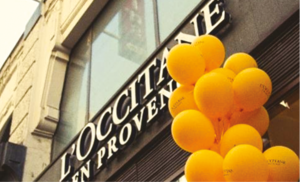 L'Occitane en Provence üzlet homlokzata sárga lufikkal L'Occitane en Provence üzlet homlokzata, előtte sárga lufik láthatók.