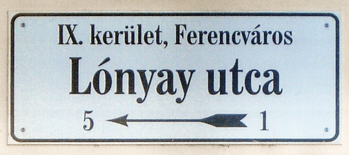 Utcanévtábla a Lónyay utcáról, IX. kerület, Ferencváros, Budapest, irányjelző nyíllal.