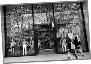 Louis Vuitton üzlet bejárata kirakati bábukkal Louis Vuitton üzlet bejárata, kirakati bábukkal és vásárlókkal.