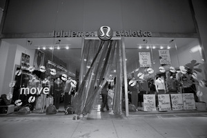 Lululemon Athletica üzlet kirakata feliratokkal Lululemon Athletica üzlet kirakata, feliratokkal és ruházati termékekkel kiállítva.