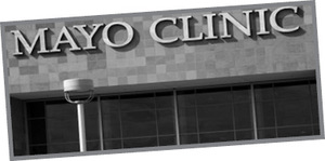 Mayo Clinic épület homlokzata A Mayo Clinic épületének homlokzata látható, a felirat MAYO CLINIC.