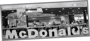 McDonald's étterem belső tere emberekkel McDonald's étterem belső tere, ahol emberek ülnek és étkeznek.