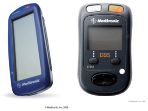 Két Medtronic orvosi eszköz, egy N'Vision programozó és egy DBS eszköz látható a képen.