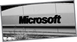 Microsoft logó egy épület homlokzatán A Microsoft logója látható egy épület homlokzatán, fekete-fehér képen.