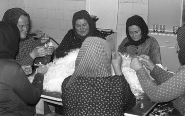 Fehér háttér egy apró fekete ponttal a közepén