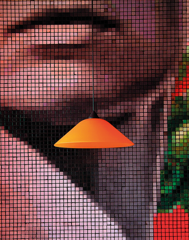 Narancssárga lámpa lóg egy színes, pixeles fal előtt, modern belsőépítészeti elem.