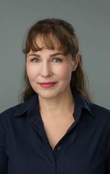 Nő sötétkék ingben semleges háttér előtt Nő sötétkék ingben, semleges háttér előtt, hosszú hajjal