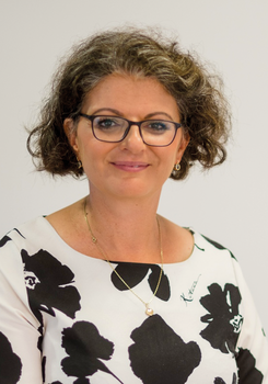 Nő virágmintás ruhában, arany nyaklánccal, Katarina felirattal