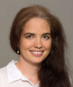 Nő hosszú barna hajjal és fehér blúzban Nő hosszú barna hajjal, fehér blúzban és gyöngy fülbevalóval