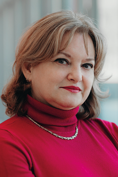 Nő piros garbóban és ezüst nyaklánccal Egy nő piros garbóban és ezüst nyaklánccal, elegáns megjelenésben