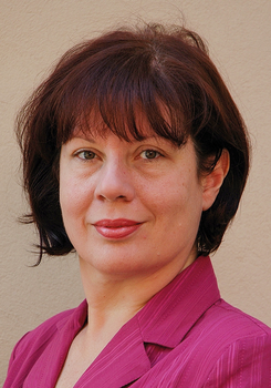 Nő rózsaszín blúzban, látható a haja és a füle