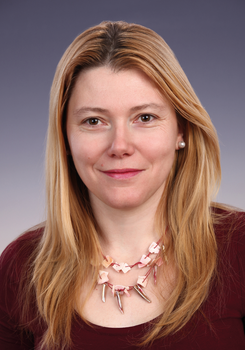 Nő szőke hajjal és kagyló nyaklánccal Nő szőke hajjal, gyöngy fülbevalóval és kagyló nyaklánccal, bordó felsőben.