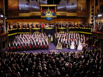 Nobel-díj átadó ünnepség 2004-ben Nobel-díj átadó ünnepség 2004-ben, díjazottak és közönség a színpadon.