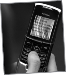 Nokia mobiltelefon SMS írás közben Egy kéz Nokia mobiltelefont tart, és SMS-t ír a képernyőn.