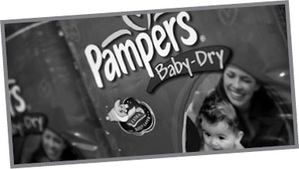 Pampers Baby-Dry pelenkák csomagolása Pampers Baby-Dry pelenkák csomagolása, a márka és típus felirattal