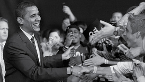 Politikus kézfogása a tömeggel egy rendezvényen Egy politikus kezet fog a tömeggel egy rendezvényen, fekete-fehér kép.