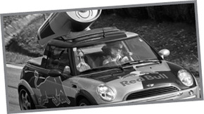 Red Bull reklámautó Mini Cooper formában Red Bull reklámautó, Mini Cooper, nagy Red Bull dobozzal a tetején.