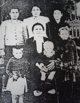 Régi családi fotó, amelyen több generáció tagjai láthatók, csoportkép.