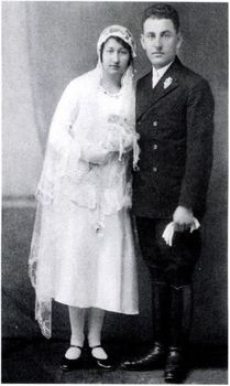 Régi esküvői fotó menyasszonnyal és vőlegénnyel Régi esküvői fotó, amelyen egy menyasszony és egy vőlegény áll egymás mellett.