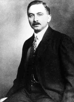 Régi fekete-fehér portré egy elegánsan öltözött férfiról Régi fekete-fehér portré, amely egy elegánsan öltözött férfit ábrázol.