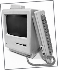 Régi Macintosh számítógép és vezetékes telefon Régi Macintosh számítógép és vezetékes telefon, retro technológia.
