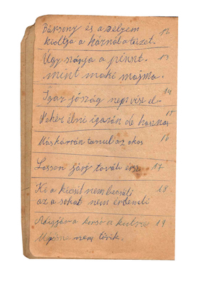 Kézzel írt papírlap régi magyar közmondásokkal és bölcsességekkel.