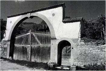 Régi kőből és fából készült kapu egy hagyományos magyar parasztház bejáratánál.