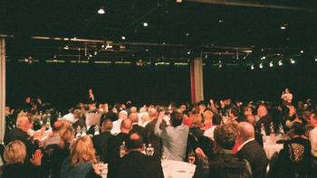 Rendezvényen résztvevő emberek egy vacsorán vagy konferencián Nagy csoport ember egy rendezvényen, vacsorán vagy konferencián, asztaloknál ülve