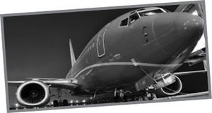 Repülőgép a földön éjszaka Egy repülőgép látható, amely a földön áll éjszaka.