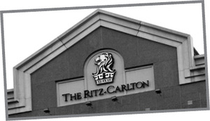 The Ritz-Carlton hotel homlokzata A The Ritz-Carlton hotel homlokzata, amelyen a hotel logója és neve látható.