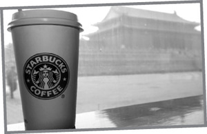 Starbucks kávéspohár egy kínai épület előtt Starbucks kávéspohár látható egy tradicionális kínai épület előtt.