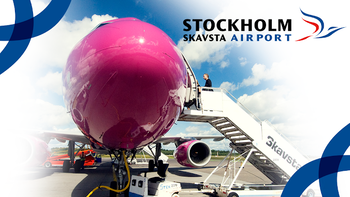 Repülőgép a Stockholm Skavsta repülőtéren, utasok szállnak fel a lépcsőn.