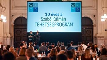 Szabó Kálmán Tehetségprogram 10 éves évfordulója Rendezvény a Szabó Kálmán Tehetségprogram 10 éves évfordulójának ünneplésére, előadók a színpadon.