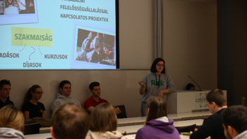 Előadó beszél a hallgatóságnak a szakmaiságról és kapcsolódó projektekről a Corvinus Egyetemen.