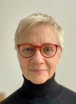 Személy fekete garbóban és szőke hajjal Egy személy fekete garbóban, szőke hajjal látható a képen.