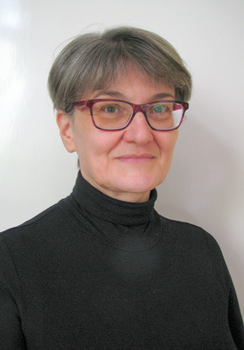 Személy fekete garbóban, szürke hajjal és piros szemüveggel Egy személy fekete garbóban, szürke hajjal és piros keretes szemüveggel