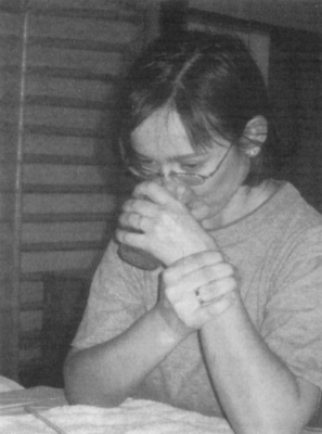 Személy gyűrűvel a kezén Egy személy látható, aki a kezét fogja, gyűrűt visel az ujján.