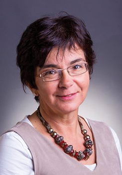 Egy személy színes gyöngyökből álló nyakláncot visel a nyaka körül.