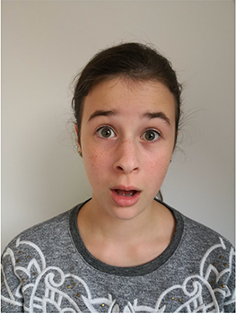 Egy személy szürke, mintás pulóvert visel.