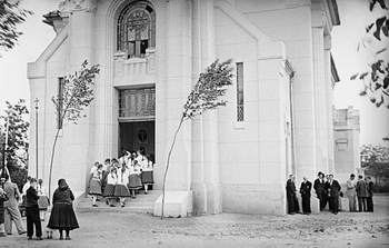 Templomi ünnepi gyülekezés Emberek gyülekeznek egy templom bejáratánál, valószínűleg ünnepi esemény alkalmából.